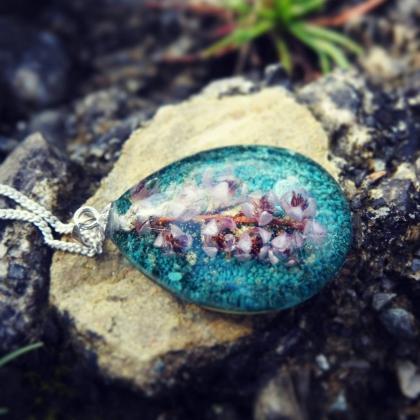 Green Resin Pendant Necklace With Real Heather..