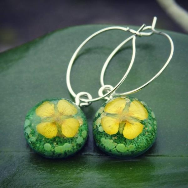 Green Resin Droplet Hoop Earrings With Real Flowers